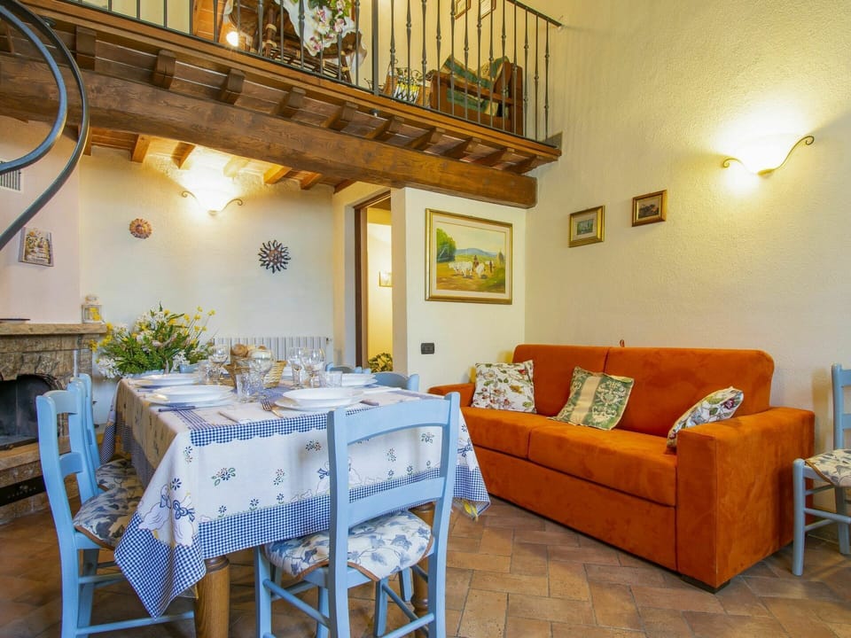 Table, Furniture, Decoration, Wood, Interior Design, Floor, Picture Frame, Wall, Building, Real Estate