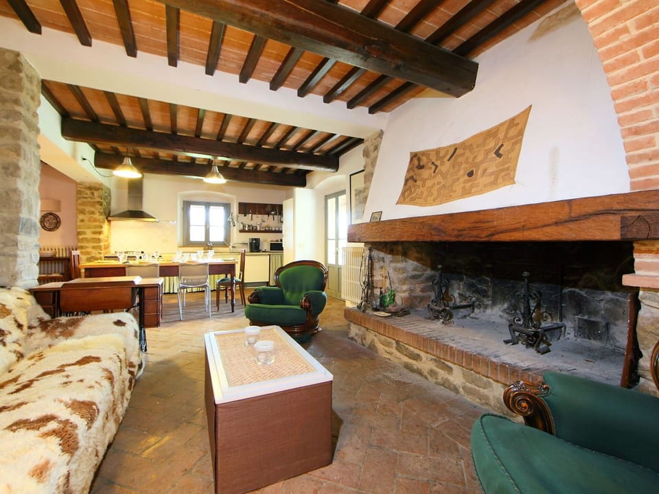 Room, Property, Building, Living Room, Interior Design, Furniture, Beam, House, Real Estate, Ceiling