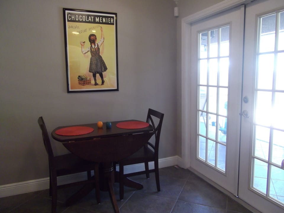 Seating for 8 --- 4 in the kitchen and additional 4 in dining area. 