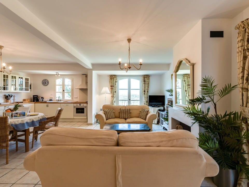 Living Room, Room, Property, Interior Design, Furniture, Building, Ceiling, Home, House, Real Estate