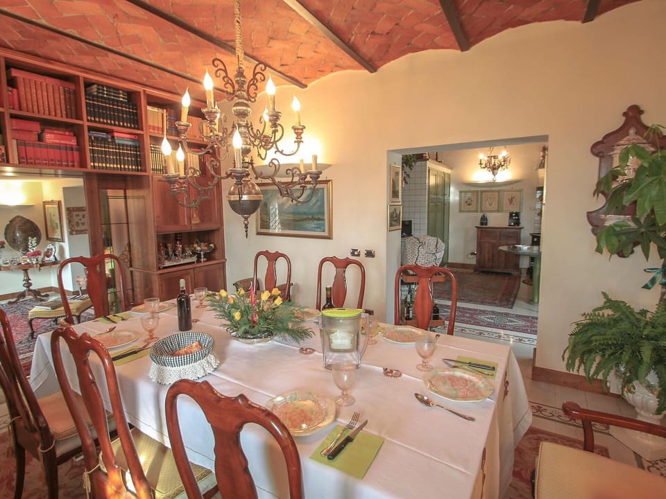 Property, Room, Building, Restaurant, Interior Design, Dining Room, Real Estate, Table, Furniture, House