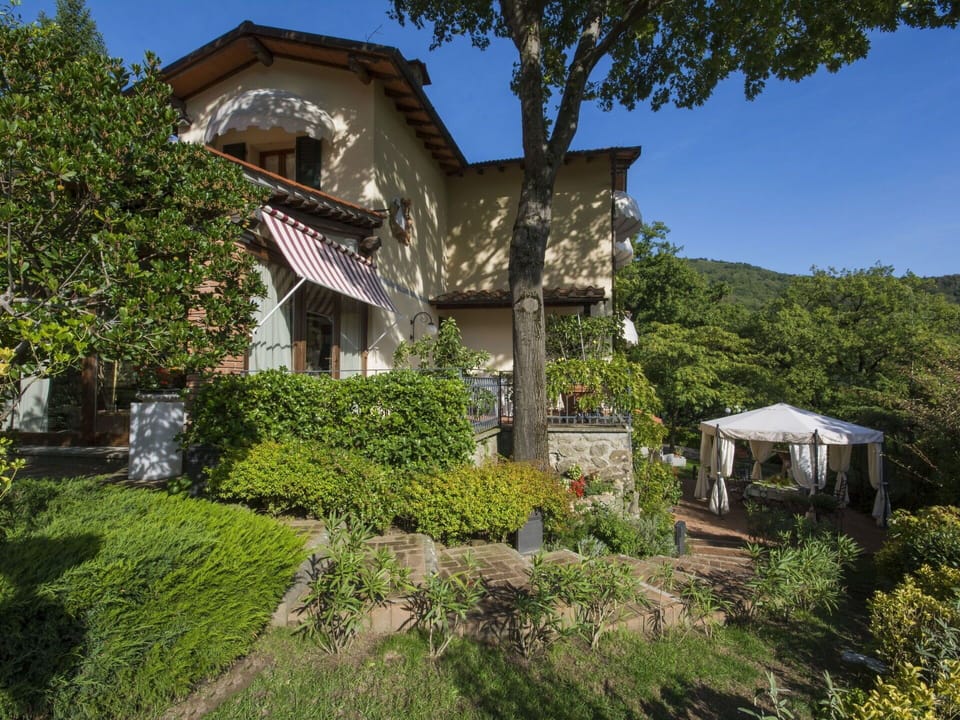 House, Property, Home, Vegetation, Building, Real Estate, Residential Area, Cottage, Estate, Architecture