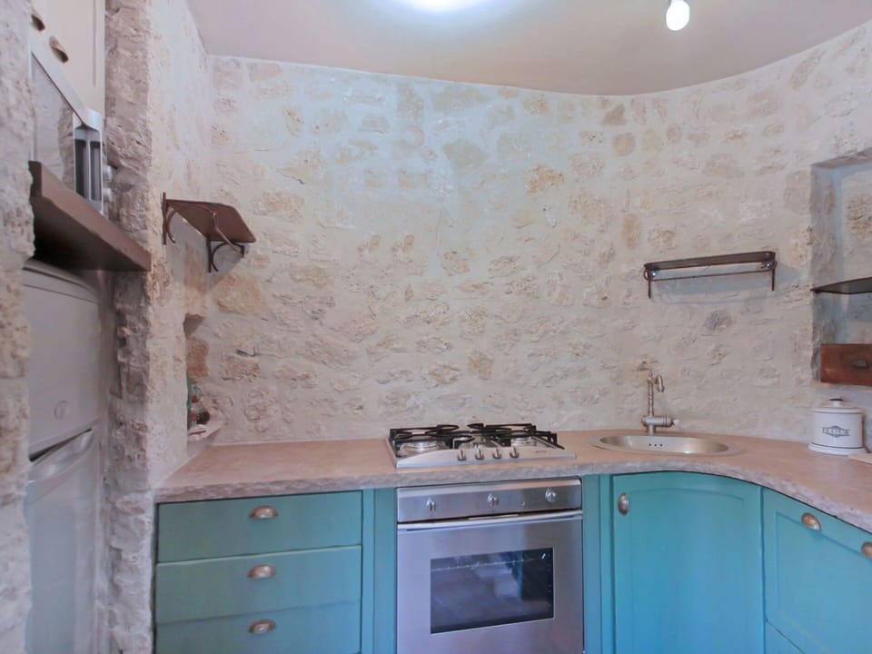Property, Room, Wall, Ceiling, House, Furniture, Kitchen, Building, Tile, Cabinetry