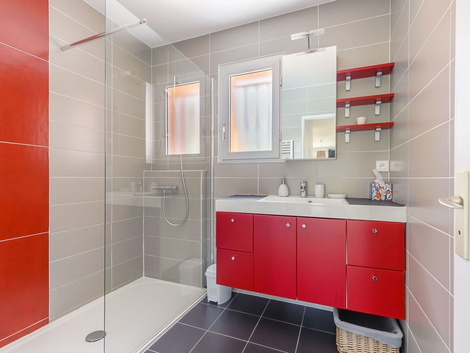 Tap, Plumbing Fixture, Building, Mirror, Sink, Property, Cabinetry, Bathroom Cabinet, Bathroom, Shower Head