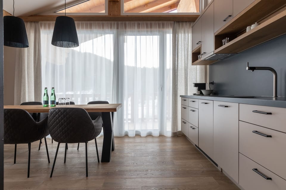Mastersuite Deluxe | Private kitchen | Mini-fridge, espresso maker, coffee/tea maker, electric kettle