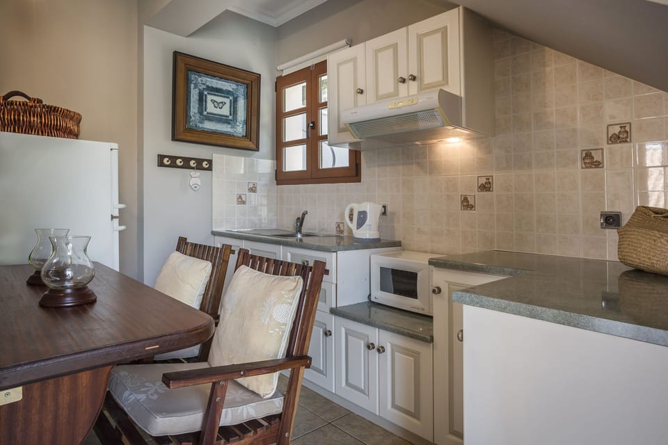 Executive Suite | Private kitchen | Full-size fridge, microwave, oven, stovetop