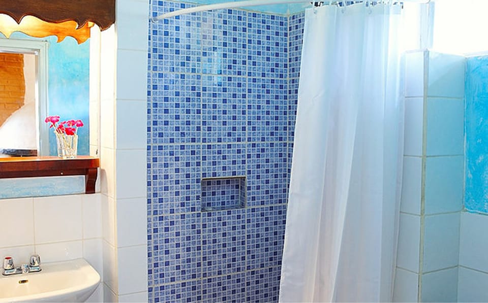Shower, rainfall showerhead, free toiletries, hair dryer