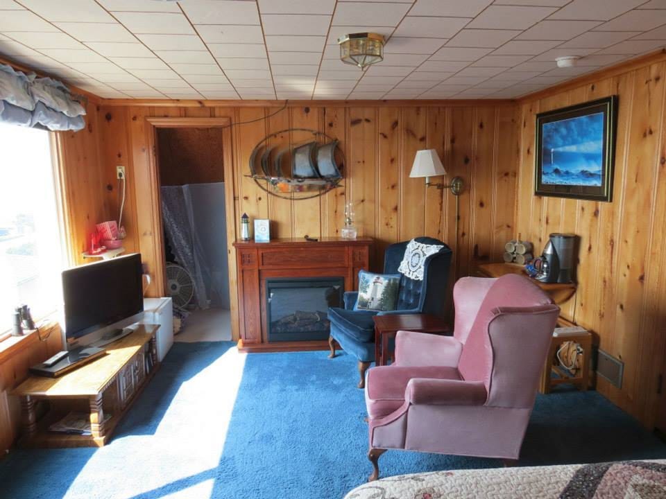 Captain's Suite (Located on 3rd floor) | Living area | TV, fireplace, DVD player