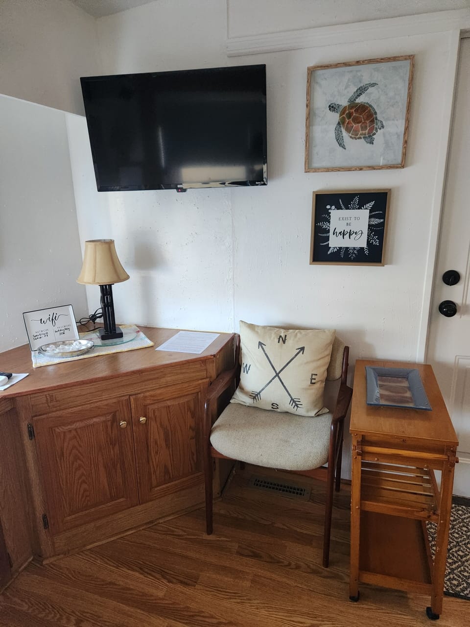 Reading nook to get lost in your favorite book, work remotely or just relax.
