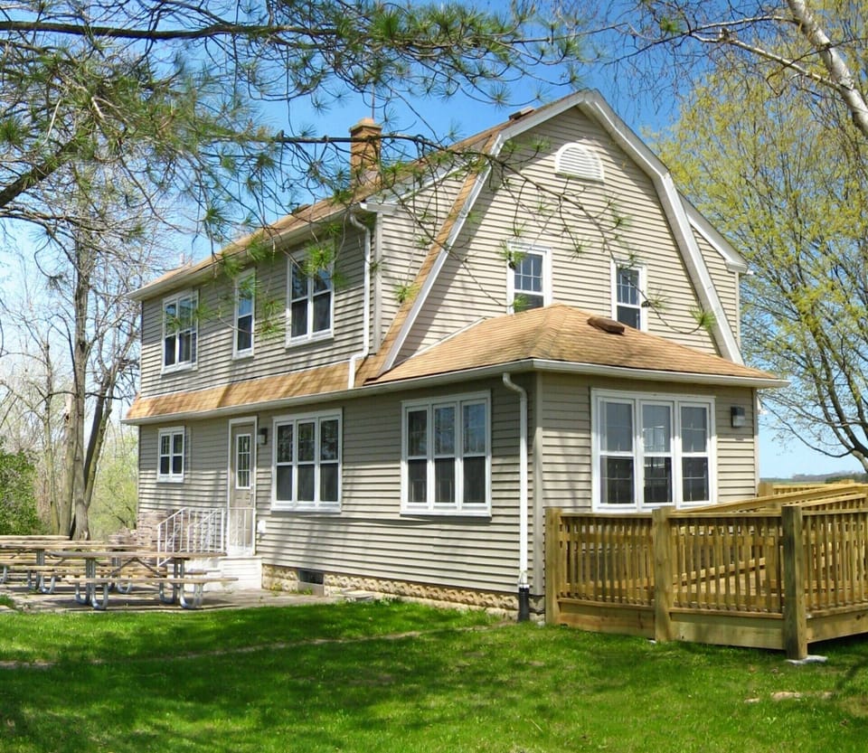 Yahr House (side and back view).