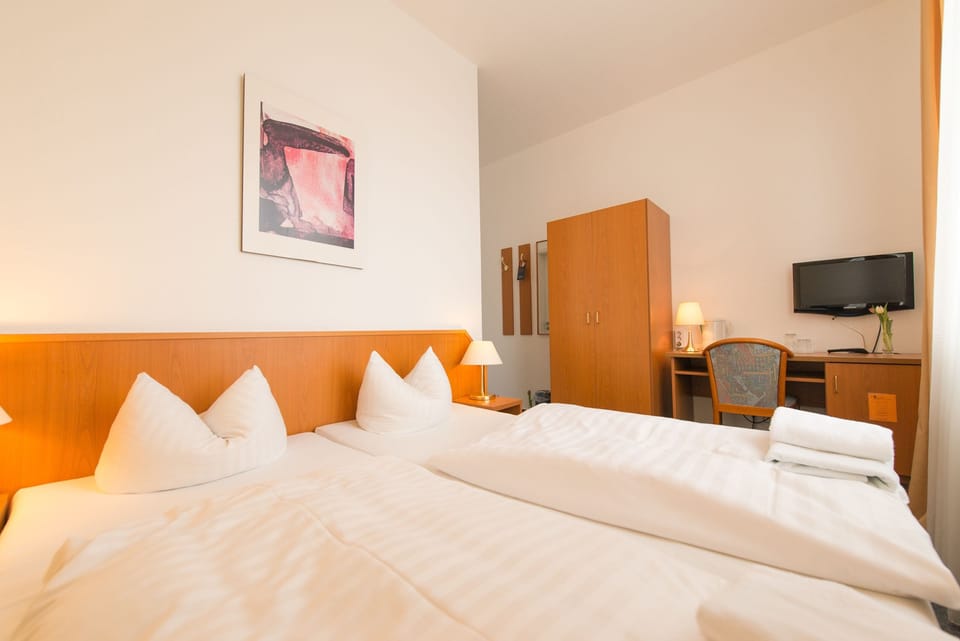 Double Room | Hypo-allergenic bedding, minibar, in-room safe, desk