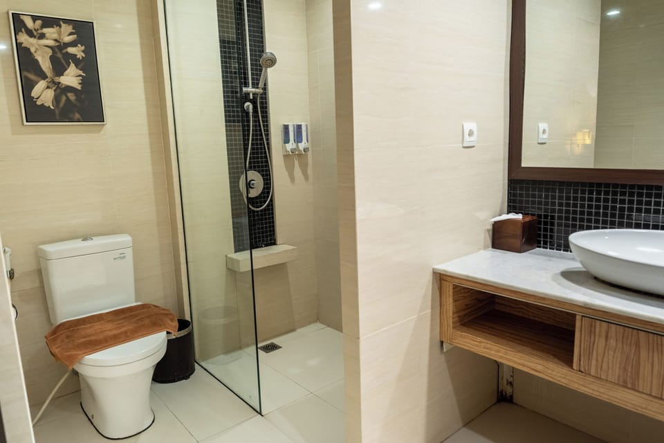 Junior suite with balcony sea view | Bathroom | Shower, free toiletries, slippers, towels