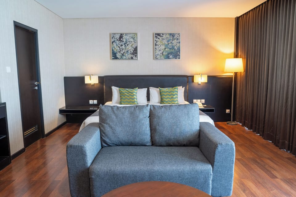 Junior suite with balcony sea view | Minibar, in-room safe, desk, laptop workspace