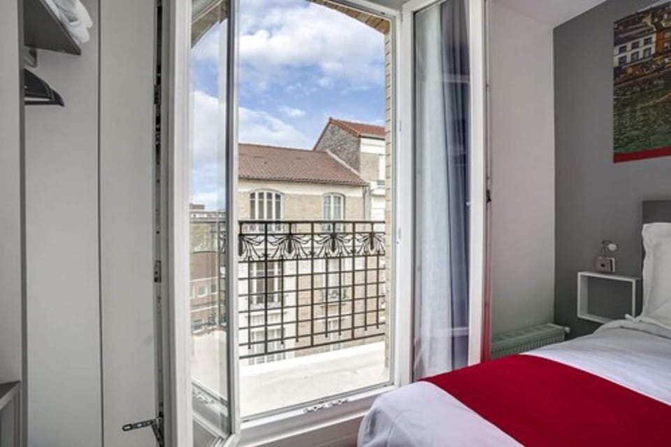Deluxe Suite, 1 Queen Bed, Non Smoking | Individually decorated, individually furnished, desk, iron/ironing board