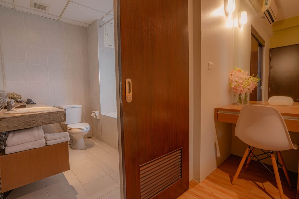Deluxe Double Room | 1 bedroom, in-room safe, desk, blackout drapes