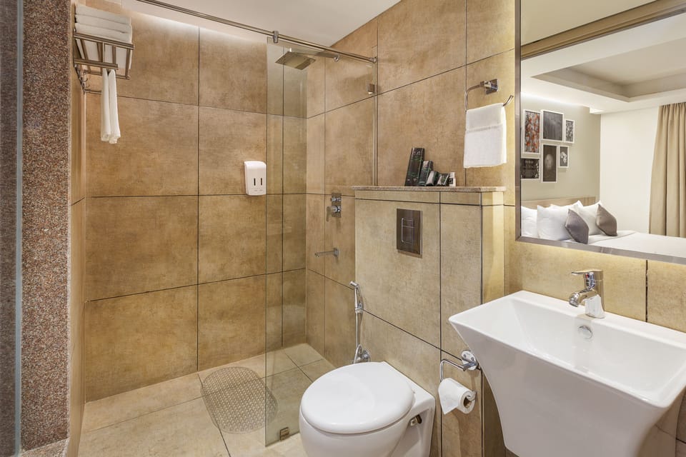 Shower, rainfall showerhead, free toiletries, hair dryer