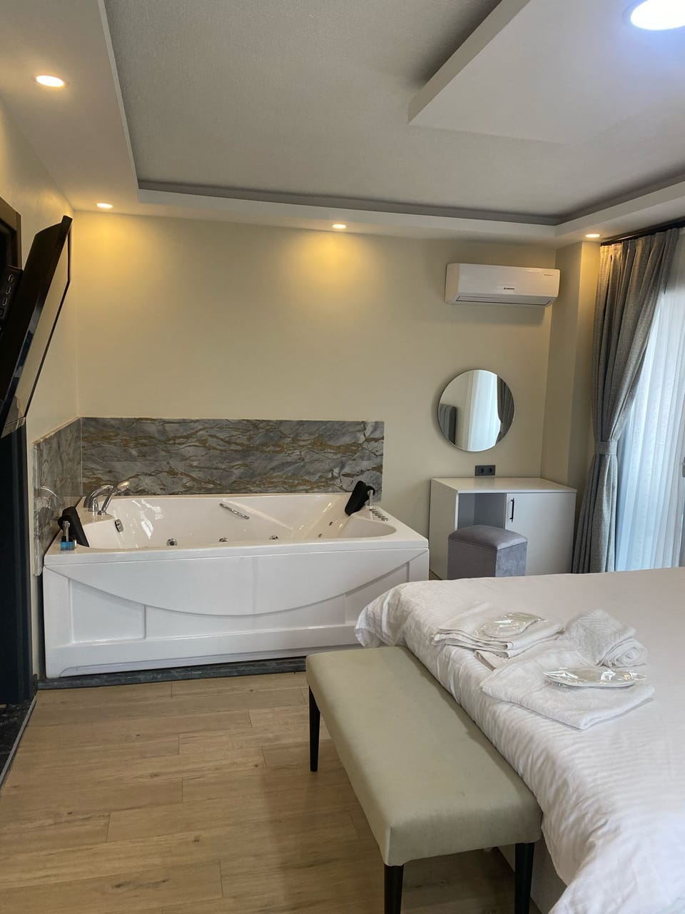 Deluxe Room | Bathroom | Shower, free toiletries, hair dryer, slippers