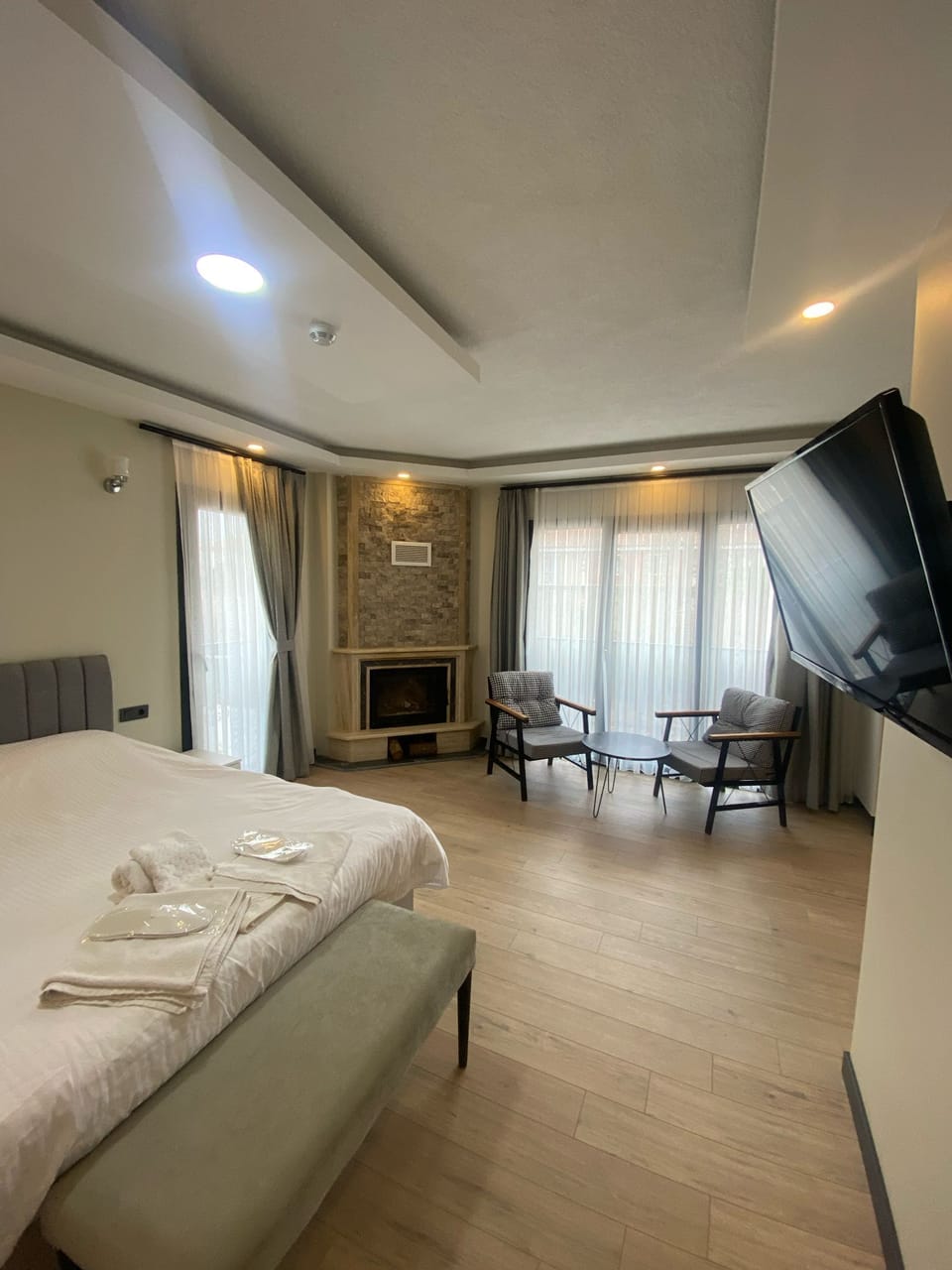 Deluxe Room | Living area | LCD TV, fireplace, heated floors