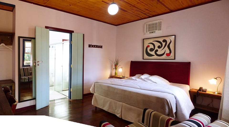 Apartamento Chale com banheira de hidromassagem | Minibar, individually decorated, blackout drapes, iron/ironing board