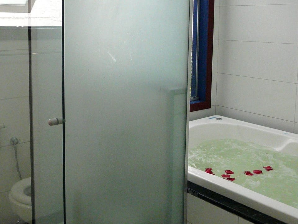Apartamento Chale com banheira de hidromassagem | Minibar, individually decorated, blackout drapes, iron/ironing board