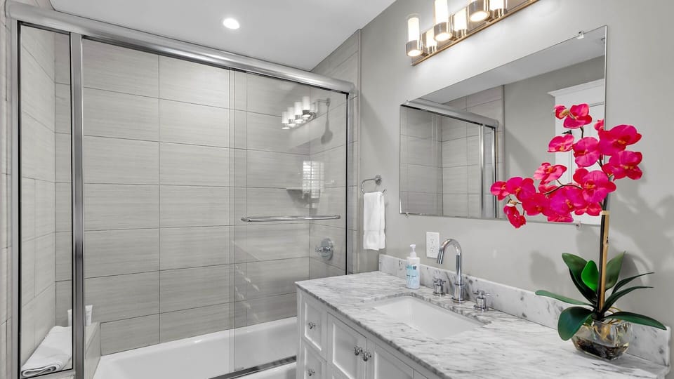 And a sleek en-suite bathroom...