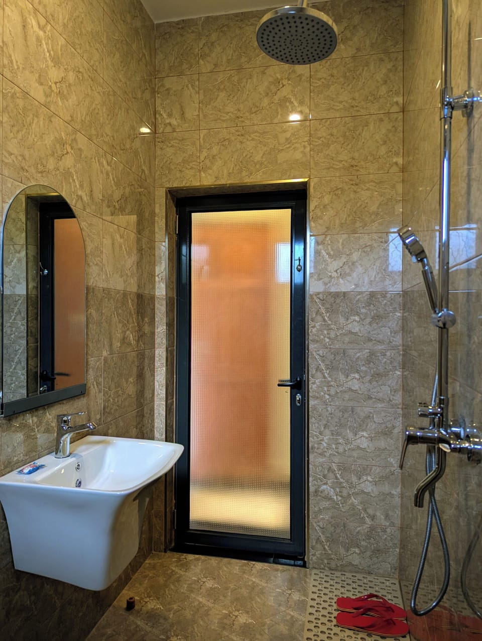 Shower, rainfall showerhead, free toiletries, towels