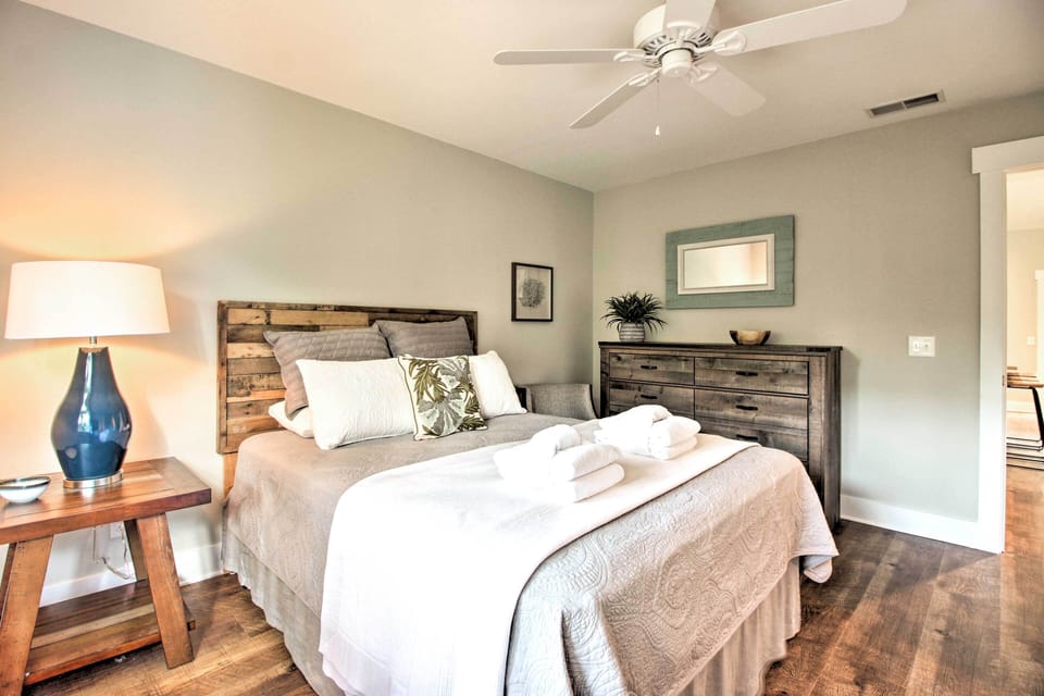 Bedroom | King Bed | Linens Provided | Smart TV