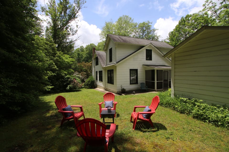 Additional photo of backyard
