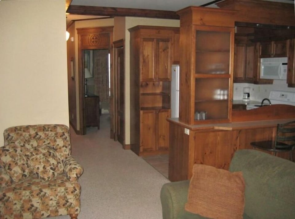 Hall way / Kitchen