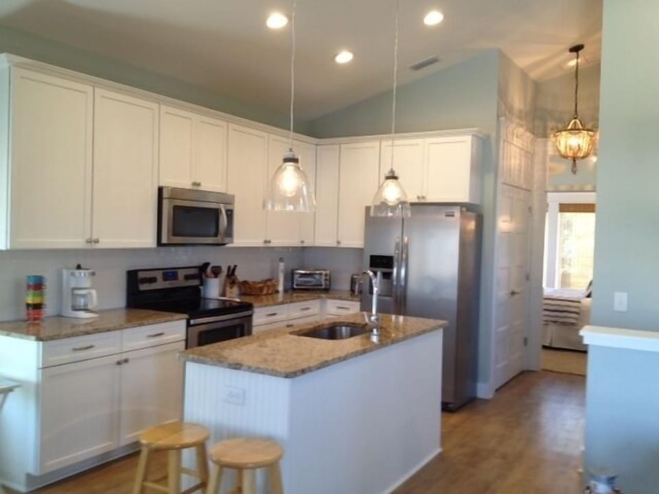 stainless appliances,granite countertops, ice and water in-door, dw in island