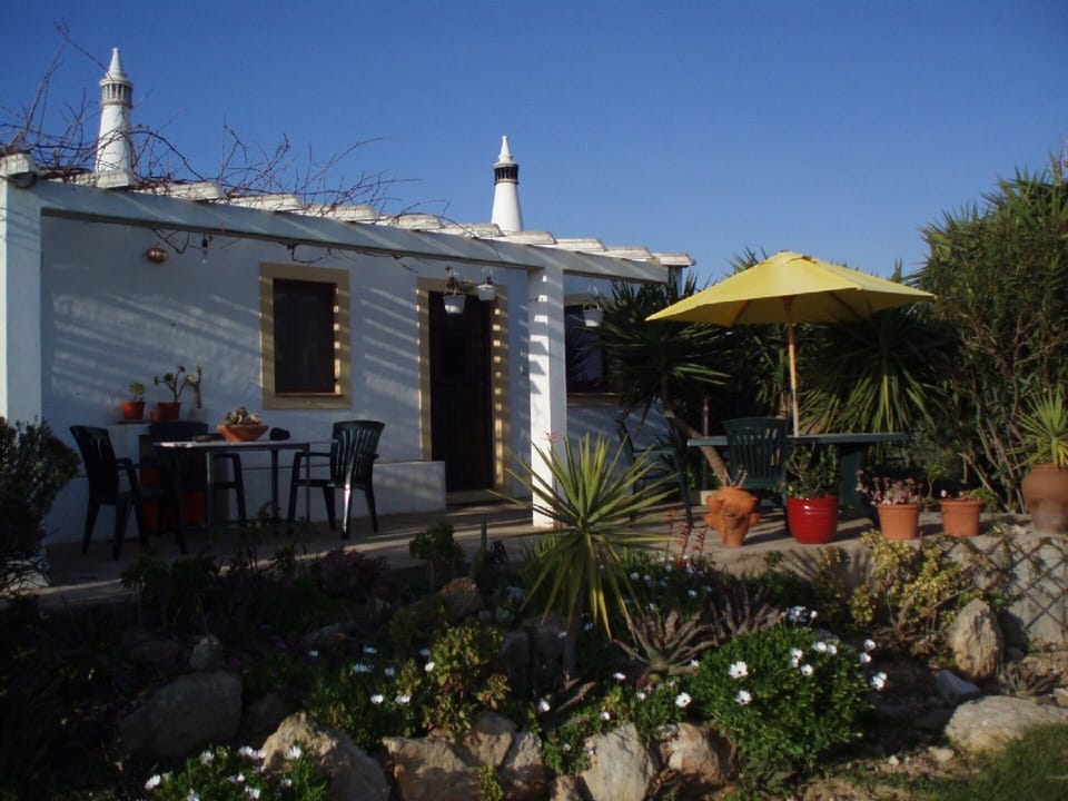 Vila Pocilgo terrace and garden