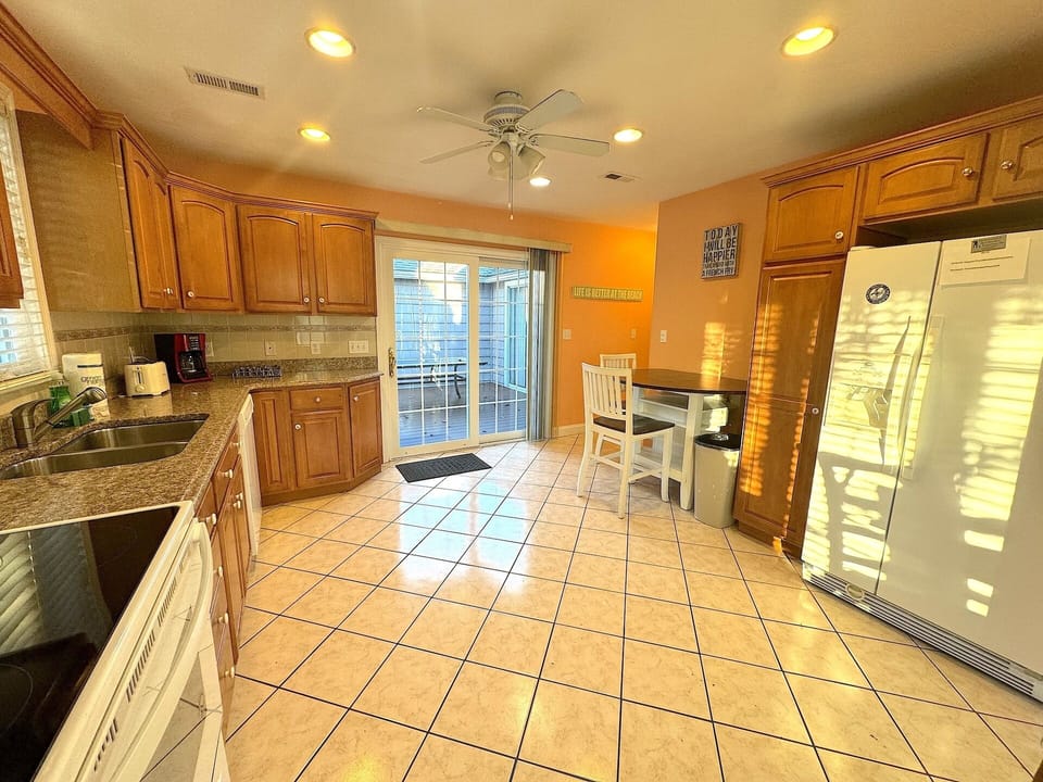 Kitchen with lots of light, ample utensils, eating area