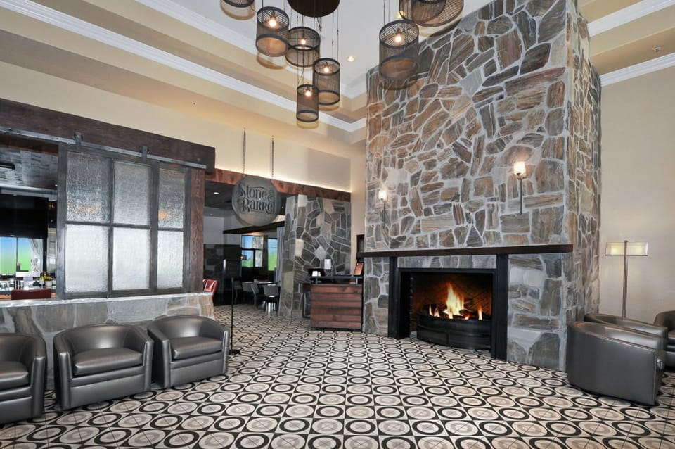 Oakwood Country Club Entrance to Stone & Barrel Taphouse