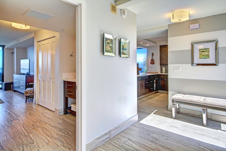 Entry and adjacent master suite 