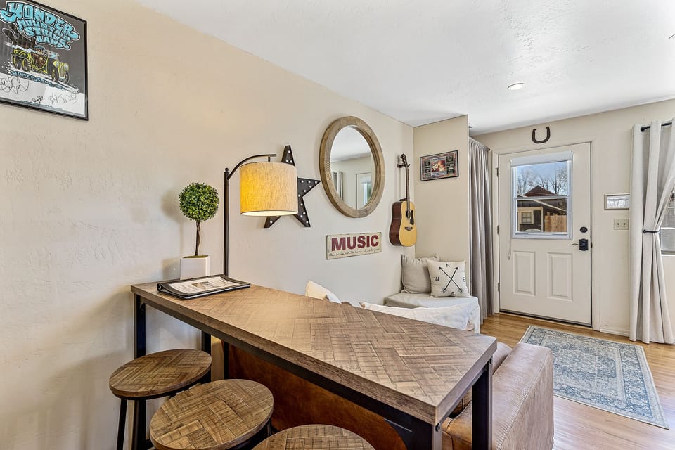 Dining area/bar.