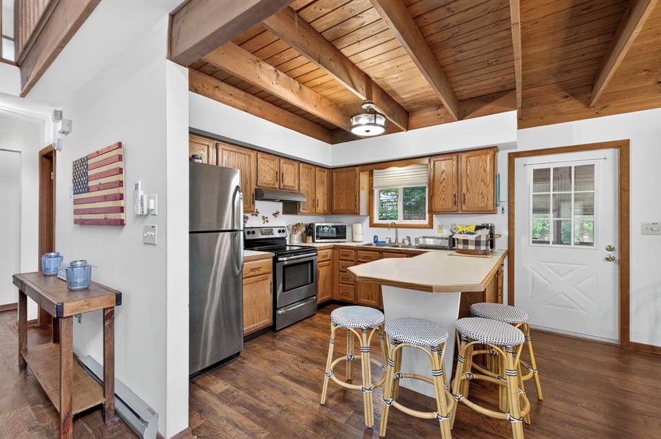 Kitchen + 5 barstools
