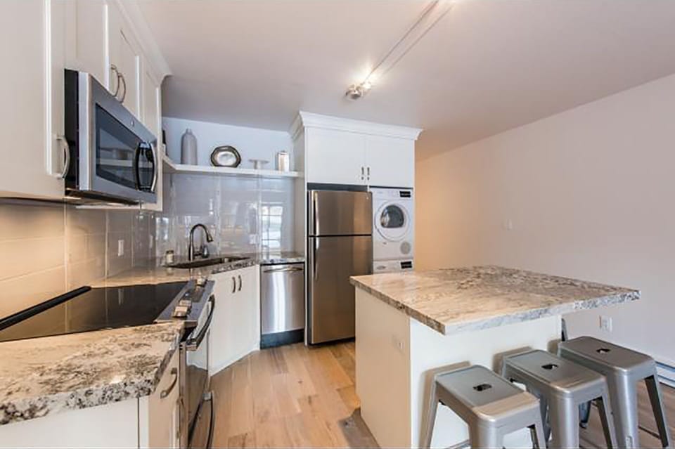 Stove, oven, breakfast bar, refrigerator, dishwasher, microwave, WASHER/DRYER
