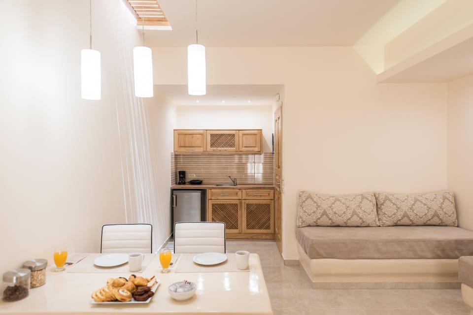Classic Suite, Garden View (& private Jetted Tub) | Private kitchen | Fridge, coffee/tea maker, electric kettle, cookware/dishes/utensils