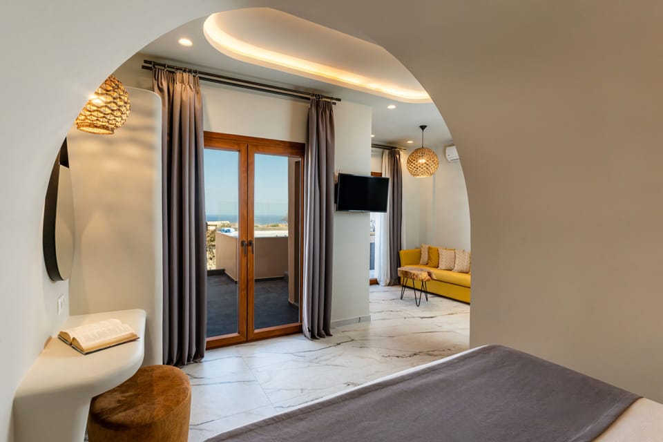 Luxury Double Room | Living area | Flat-screen TV