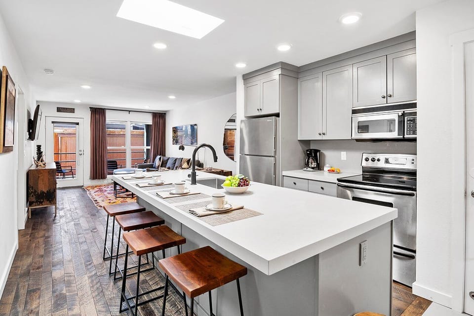 This Condo is perfect for a visit to Telluride with family or friends. Beautiful 2 bedroom condo with plenty of natural light, great views, top floor and modern amenities.