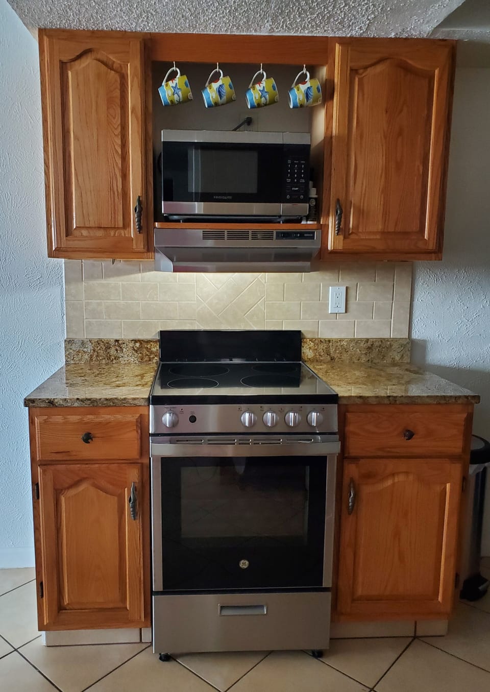 oven/range, microwave, granite counters