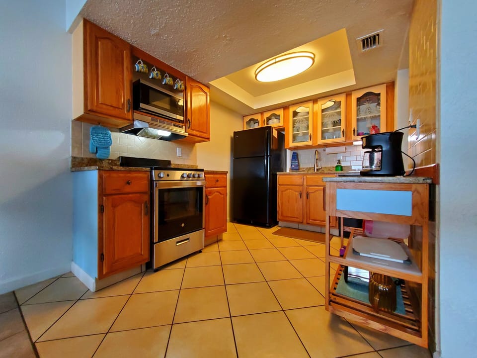Fully equipped kitchen, including acrylic glassware for the balcony