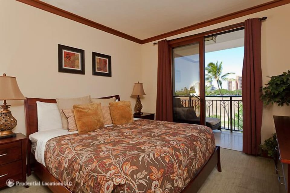 Master bedroom in 3-bedroom villa
