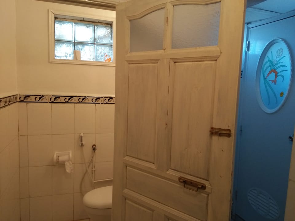 Basic Double Room, 2 Twin Beds, Non Smoking, Shared Bathroom | Bathroom sink