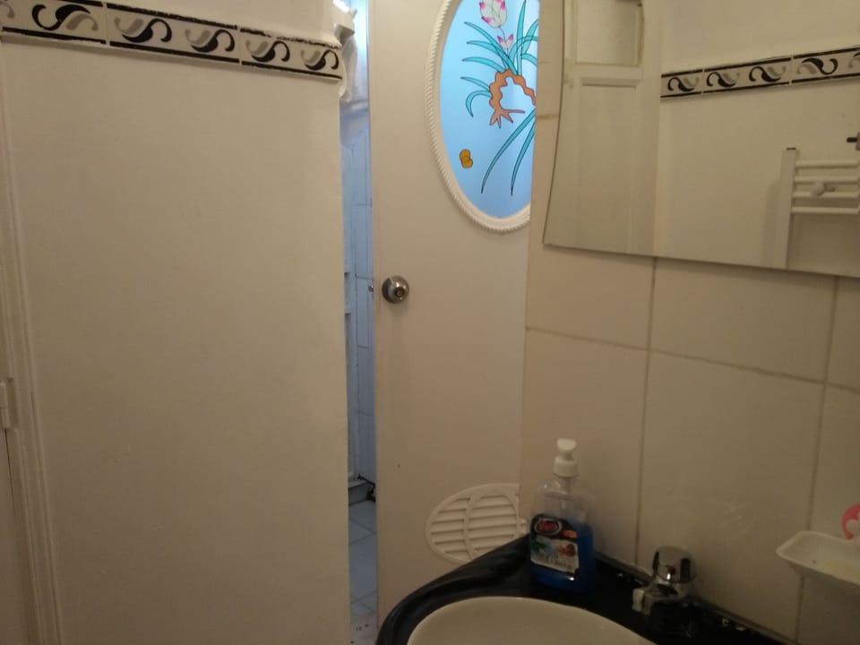 Basic Double Room, 2 Twin Beds, Non Smoking, Shared Bathroom | Bathroom amenities | Separate tub and shower, free toiletries, hair dryer, towels