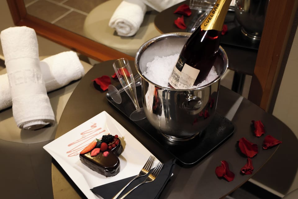 Couples treatment rooms, sauna, hot tub, Turkish bath, body treatments