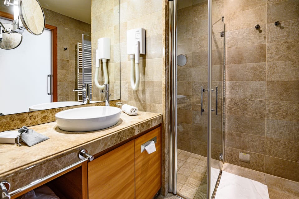 Single Room | Bathroom | Free toiletries, hair dryer, bathrobes, slippers