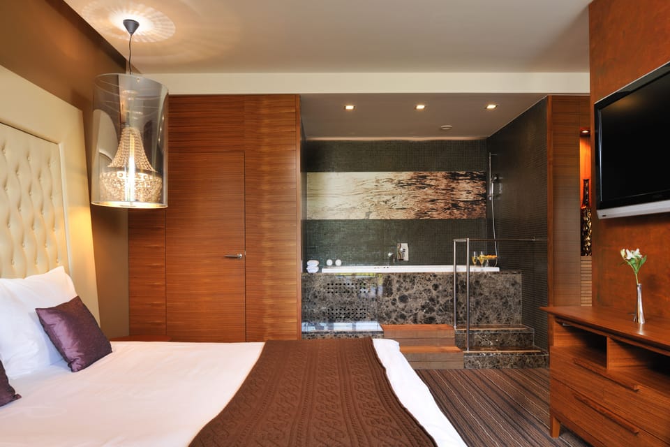 Suite, Balcony | Hypo-allergenic bedding, minibar, in-room safe, desk