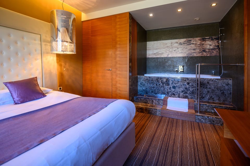 Suite, Balcony | Hypo-allergenic bedding, minibar, in-room safe, desk