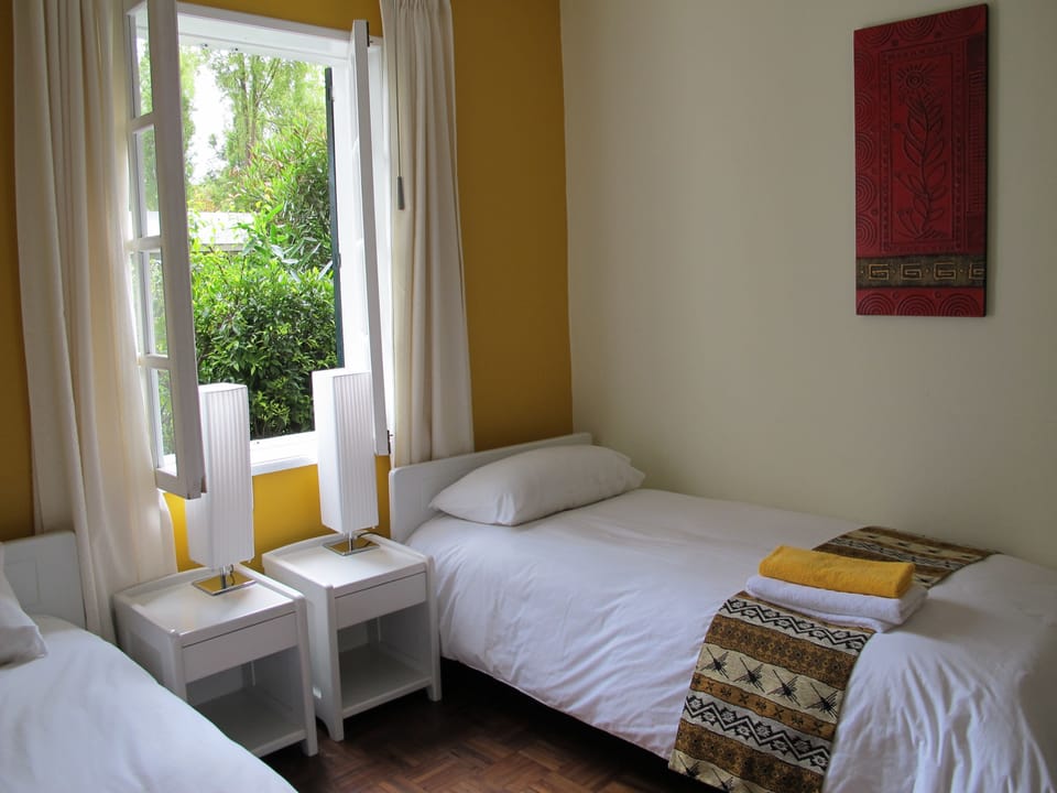Twin Room | In-room safe, WiFi (free), bed sheets